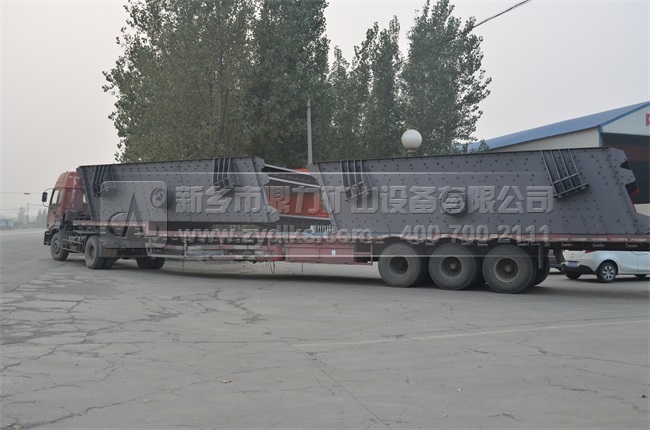 正在新鄉鼎力裝設備發(fā)貨贊比亞的集裝箱貨車(chē)
