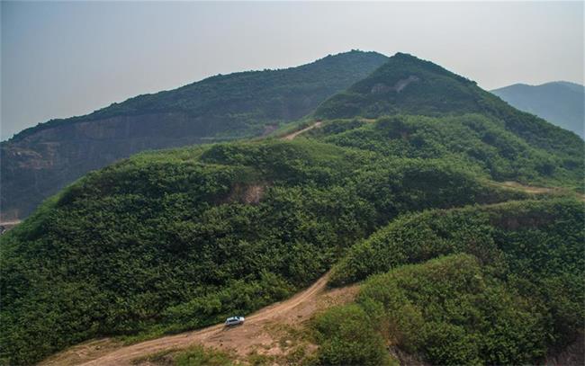 浙江長(cháng)興廢棄礦山如今成美麗青山