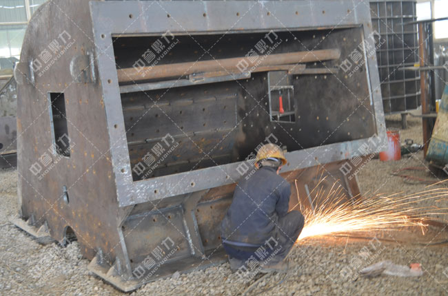 車(chē)間工人在加工破石機